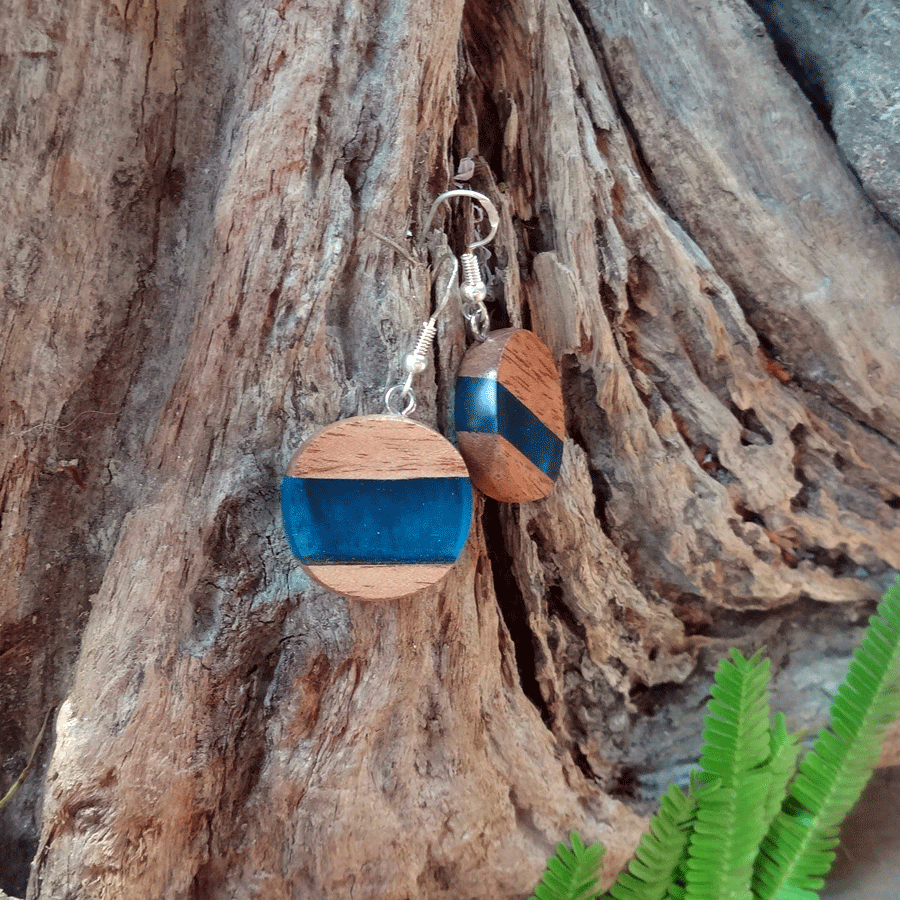 Set of earrings in driftwood and resin