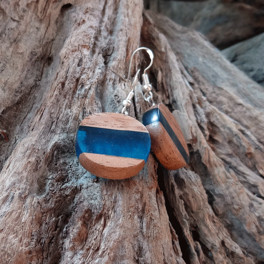 Set of earrings in driftwood and resin