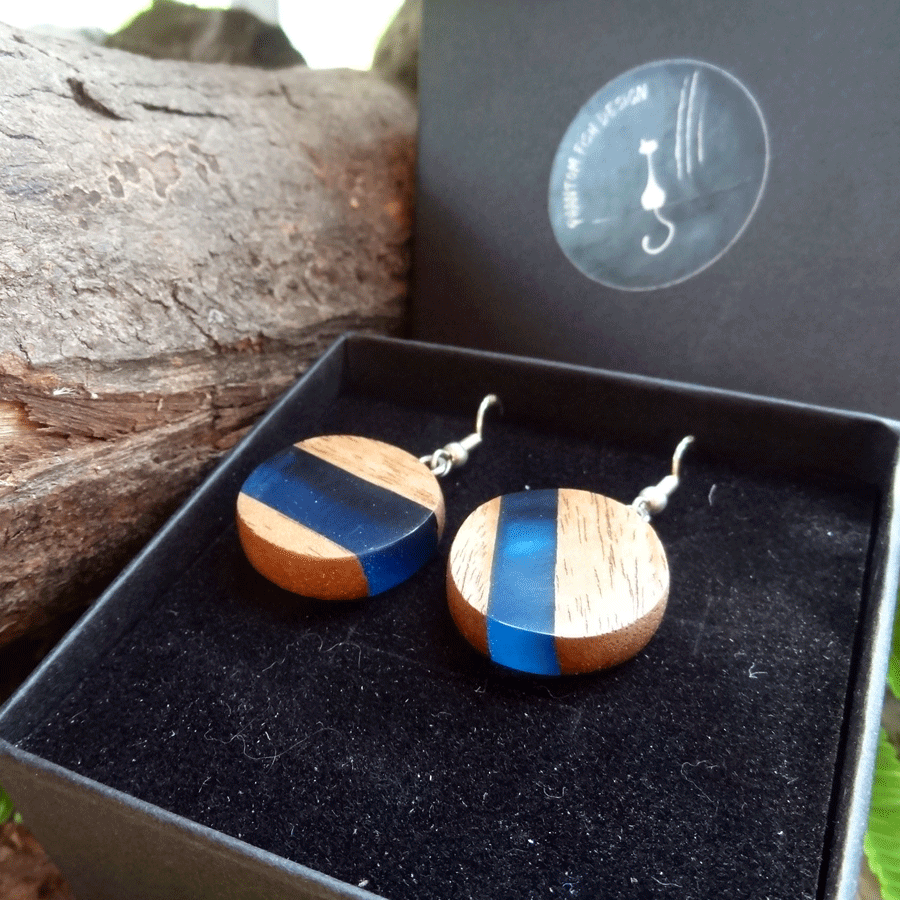 Set of earrings in driftwood and resin