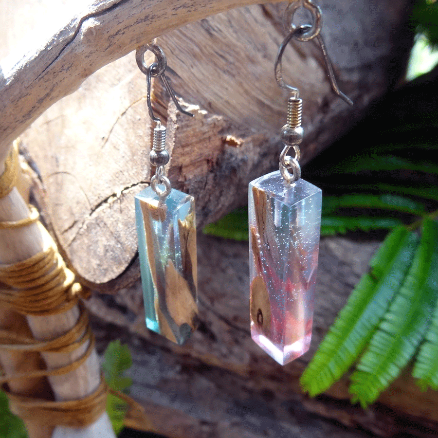 Set of earrings in driftwood and resin