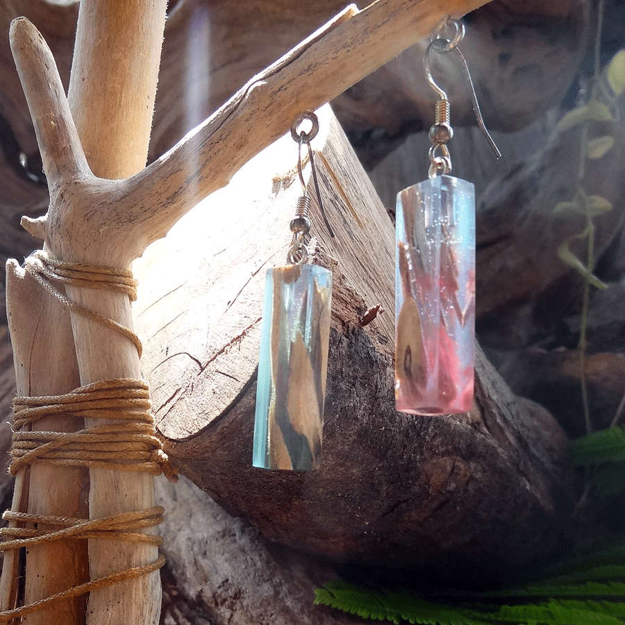 Set of earrings in driftwood and resin