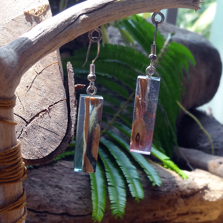 Set of earrings in driftwood and resin