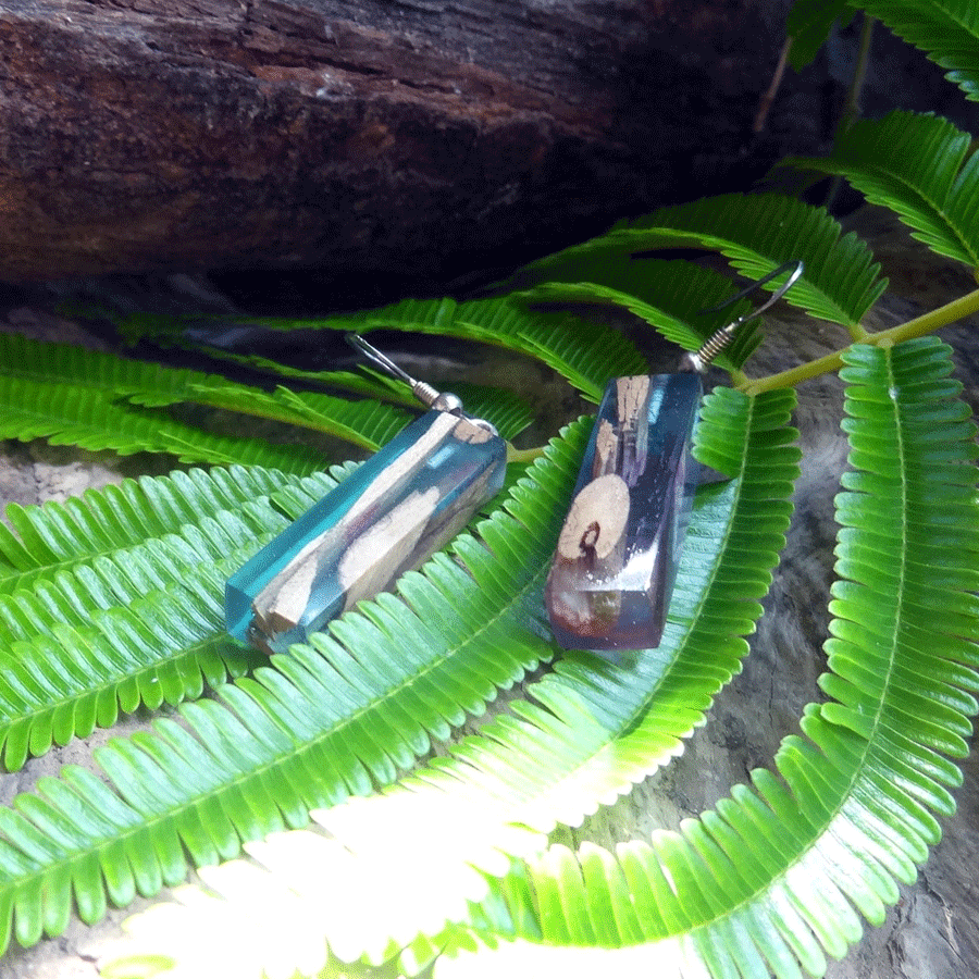 Set of earrings in driftwood and resin