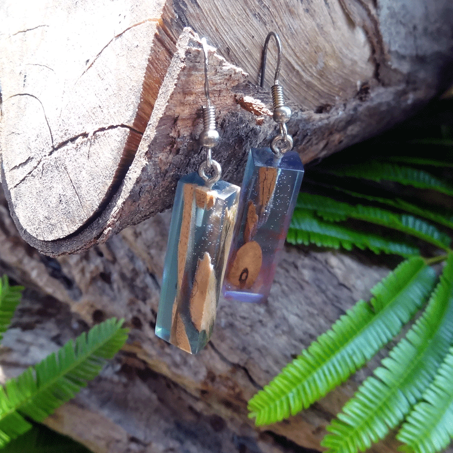 Set of earrings in driftwood and resin