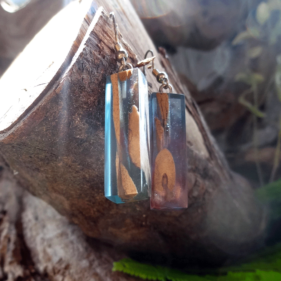 Set of earrings in driftwood and resin