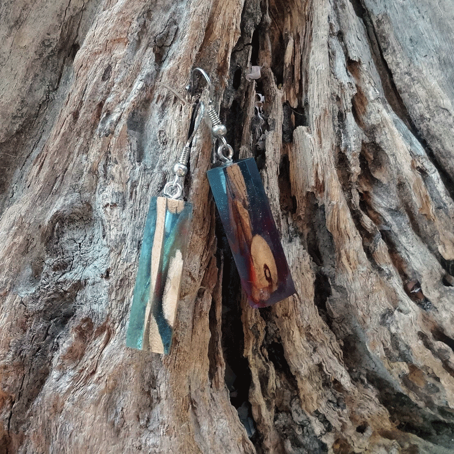 Set of earrings in driftwood and resin