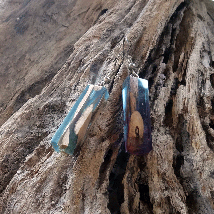 Set of earrings in driftwood and resin