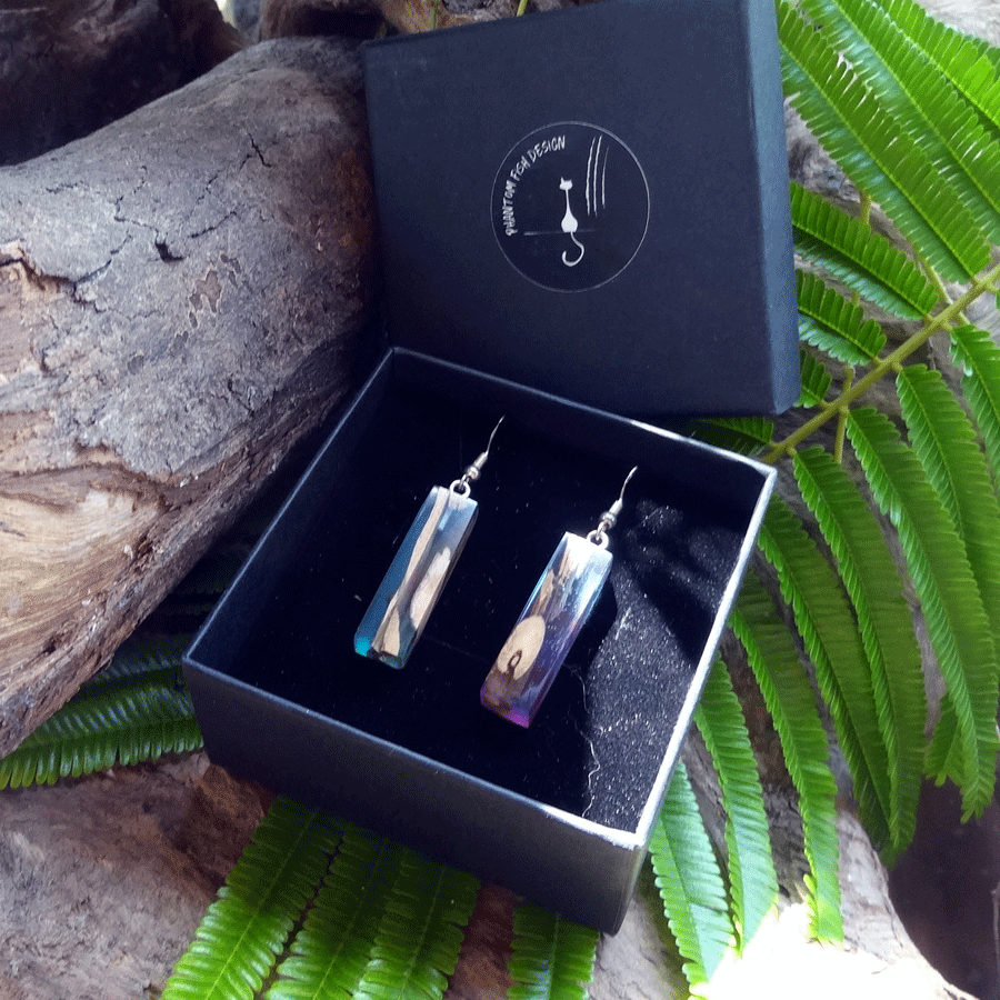 Set of earrings in driftwood and resin