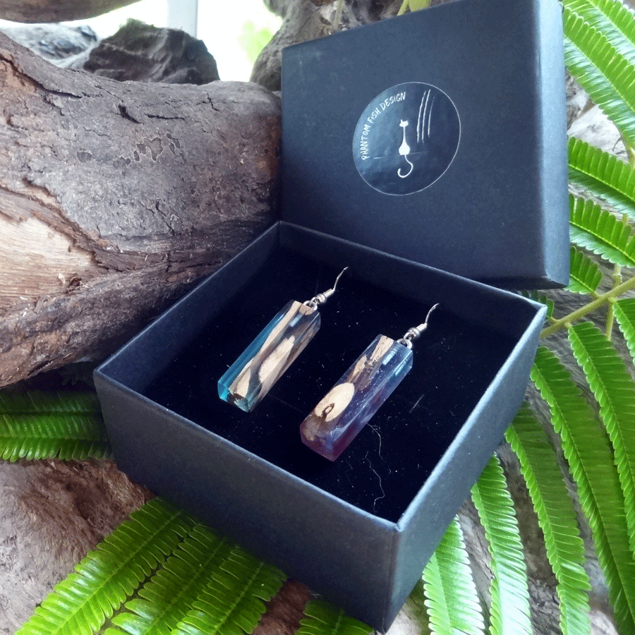 Set of earrings in driftwood and resin