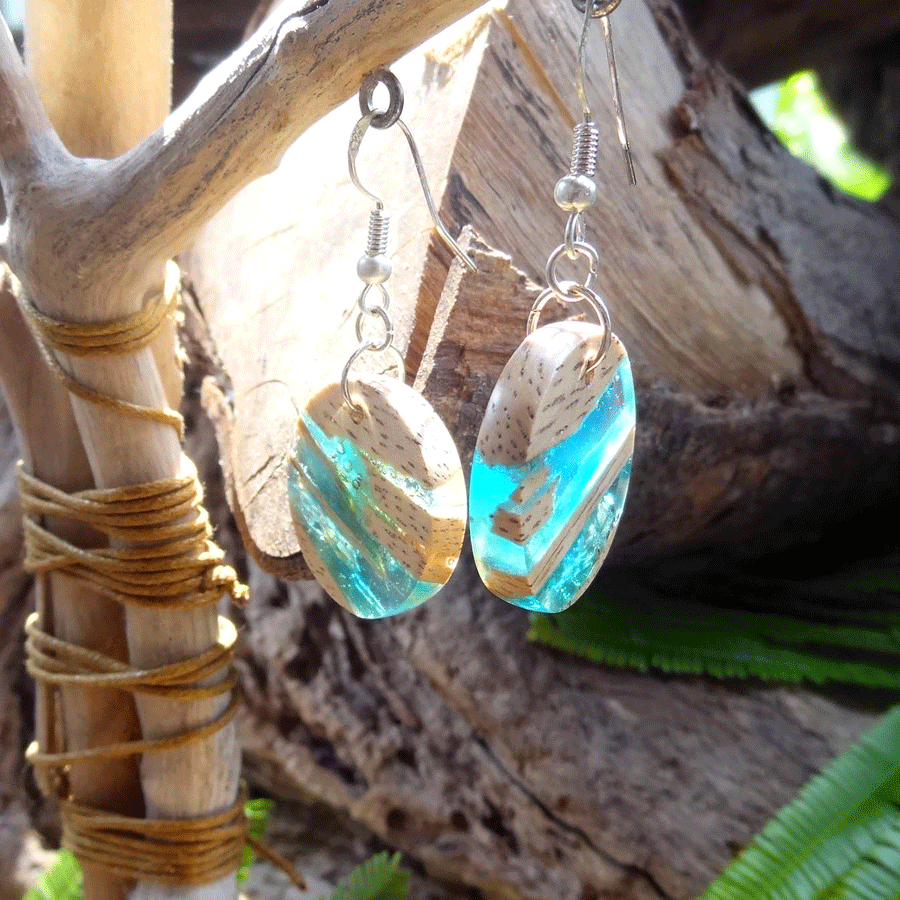 Set of earrings in driftwood and resin