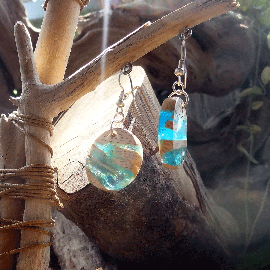 Set of earrings in driftwood and resin