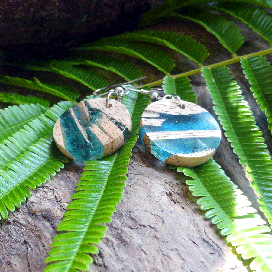 Set of earrings in driftwood and resin