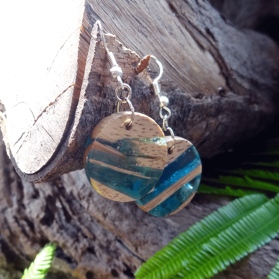 Set of earrings in driftwood and resin