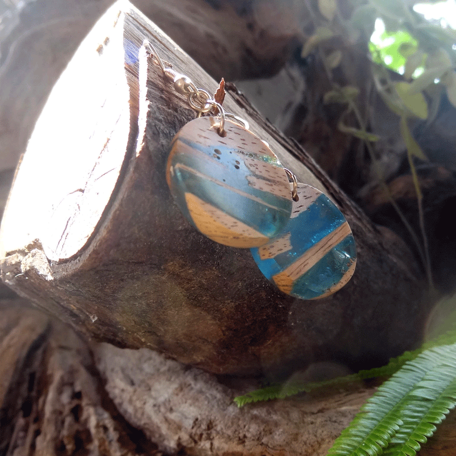 Set of earrings in driftwood and resin