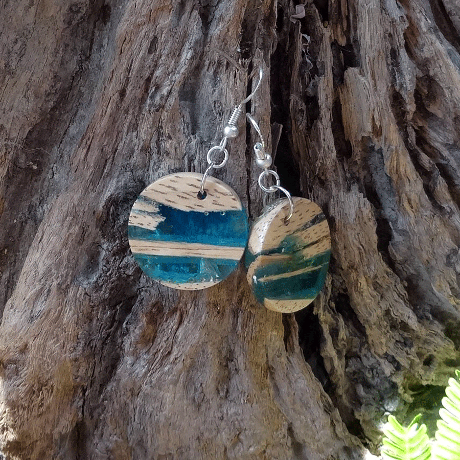 Set of earrings in driftwood and resin