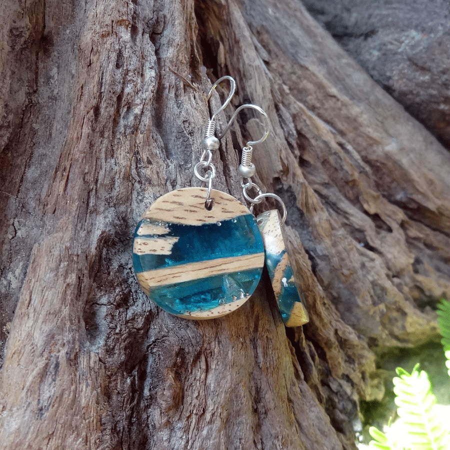 Set of earrings in driftwood and resin