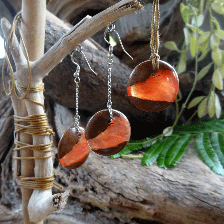 Set with earrings and pendant in driftwood and resin